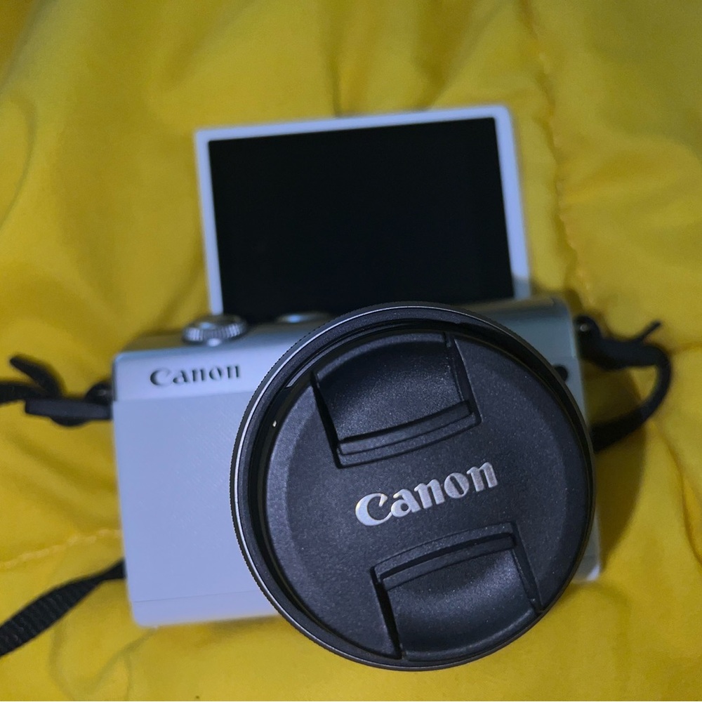 Canon Eos M200 (WHITE CAMERA)